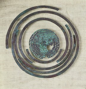 Smykker kjent som 'beskjedenhetens skjold', fra Cassard-tumulen ved Flagey, Hallstatt-sivilisasjonen (745-475 f.Kr.) (bronse)